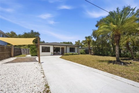 House in Sarasota, Florida 3 bedrooms, 149.11 sq.m. № 2299578 - photo 2
