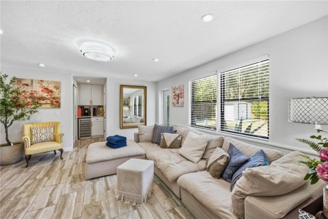House in Sarasota, Florida 3 bedrooms, 149.11 sq.m. № 2299578 - photo 15