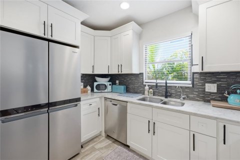 House in Sarasota, Florida 3 bedrooms, 149.11 sq.m. № 2299578 - photo 19