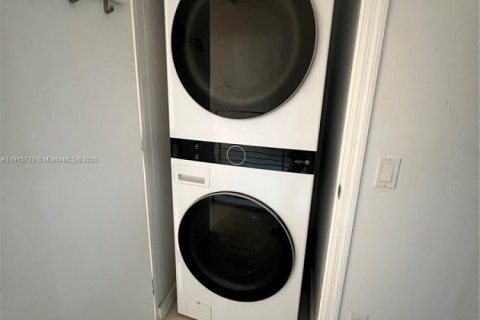 Condo in Miami, Florida, 1 bedroom № 1971806 - photo 6