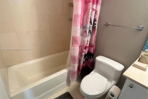 Condo in Miami, Florida, 1 bedroom № 1971806 - photo 8