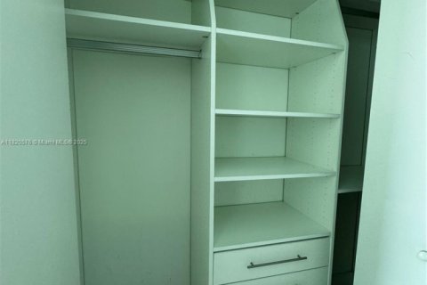 Condo in Miami, Florida, 2 bedrooms  № 1888862 - photo 23