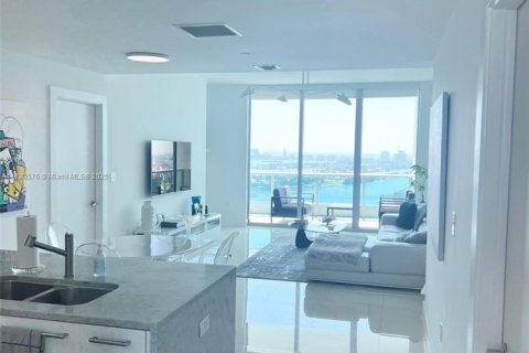 Condo in Miami, Florida, 2 bedrooms  № 1888862 - photo 1