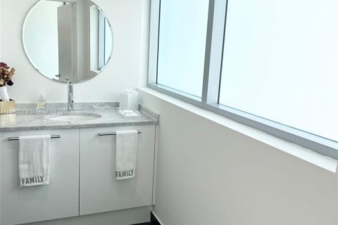 Condo in Miami, Florida, 2 bedrooms  № 1888862 - photo 3