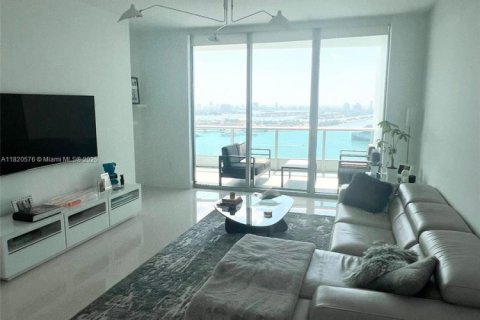 Condo in Miami, Florida, 2 bedrooms  № 1888862 - photo 2