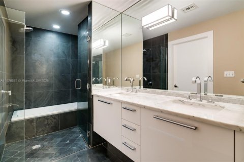 Condo in Miami, Florida, 2 bedrooms  № 1888862 - photo 17