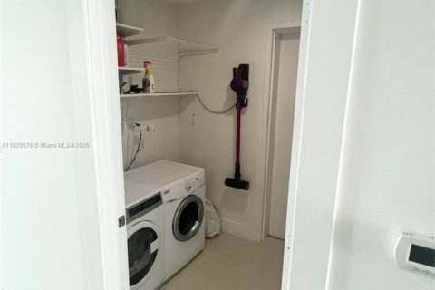 Condo in Miami, Florida, 2 bedrooms  № 1888862 - photo 8