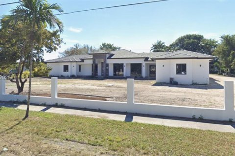 Villa ou maison à vendre à Miami, Floride: 8 chambres, 535.49 m2 № 1991931 - photo 1