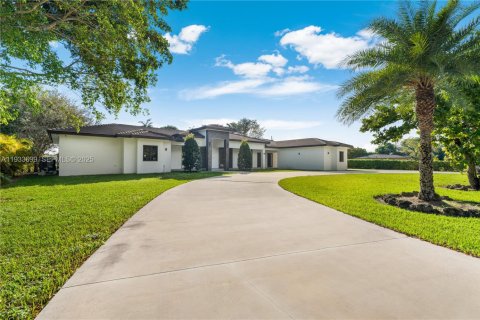 Купить виллу или дом в Майами, Флорида 8 спален, 535.49м2, № 1991931 - фото 4