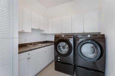 Купить виллу или дом в Майами, Флорида 8 спален, 535.49м2, № 1991931 - фото 25