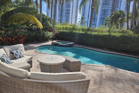 Villa ou maison à louer à Aventura, Floride: 5 chambres, 264.03 m2 № 1741384 - photo 1
