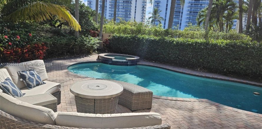 Villa ou maison à Aventura, Floride 5 chambres, 264.03 m2 № 1741384
