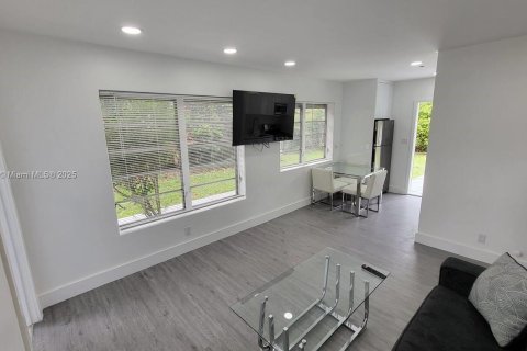 Villa ou maison à louer à Hallandale Beach, Floride: 2 chambres, 120.12 m2 № 1895468 - photo 4