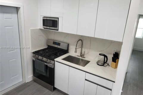 Villa ou maison à louer à Hallandale Beach, Floride: 2 chambres, 120.12 m2 № 1895468 - photo 7