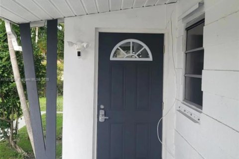 Villa ou maison à louer à Hallandale Beach, Floride: 2 chambres, 120.12 m2 № 1895468 - photo 3