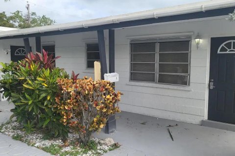 Villa ou maison à louer à Hallandale Beach, Floride: 2 chambres, 120.12 m2 № 1895468 - photo 2