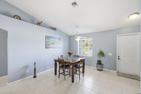House in Port St. Lucie, Florida 4 bedrooms, 197.88 sq.m. № 2170094 - photo 12