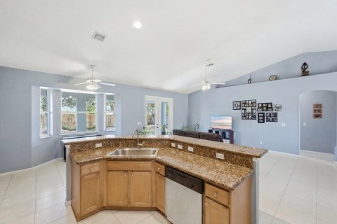 House in Port St. Lucie, Florida 4 bedrooms, 197.88 sq.m. № 2170094 - photo 18