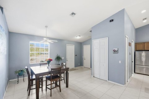 House in Port St. Lucie, Florida 4 bedrooms, 197.88 sq.m. № 2170094 - photo 11