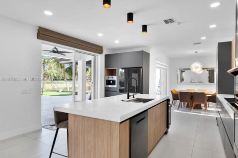 House in Weston, Florida 5 bedrooms, 230.58 sq.m. № 2041731 - photo 18