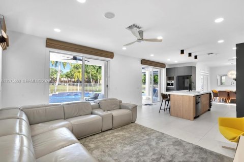 House in Weston, Florida 5 bedrooms, 230.58 sq.m. № 2041731 - photo 19