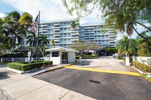 Condo in Key Biscayne, Florida, 3 bedrooms  № 2068116 - photo 13