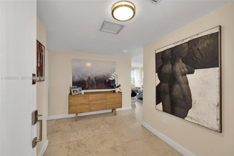 Condo in Key Biscayne, Florida, 3 bedrooms  № 2068116 - photo 17