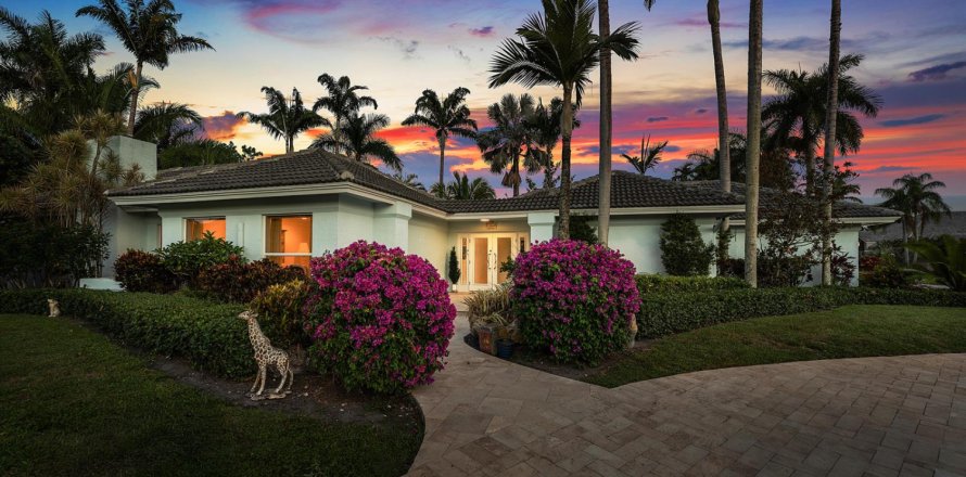 House in Boynton Beach, Florida 5 bedrooms, 296.08 sq.m. № 2173675