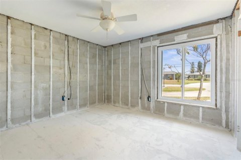 House in New Port Richey, Florida 3 bedrooms, 225.38 sq.m. № 1719157 - photo 13