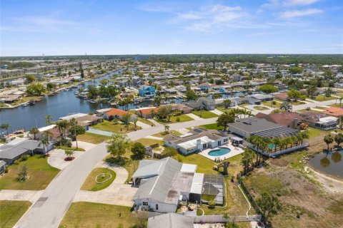 House in New Port Richey, Florida 3 bedrooms, 225.38 sq.m. № 1719157 - photo 2