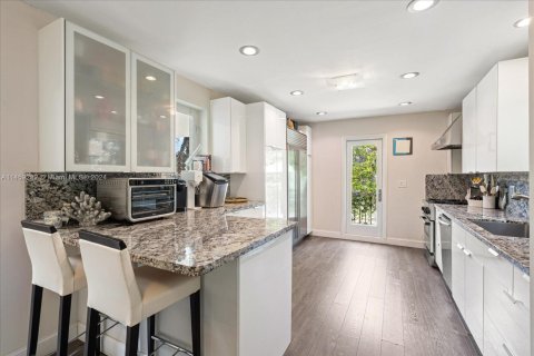 Villa ou maison à vendre à Miami Beach, Floride: 4 chambres, 279.45 m2 № 1963039 - photo 16