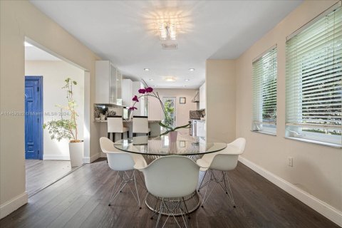 Villa ou maison à vendre à Miami Beach, Floride: 4 chambres, 279.45 m2 № 1963039 - photo 13