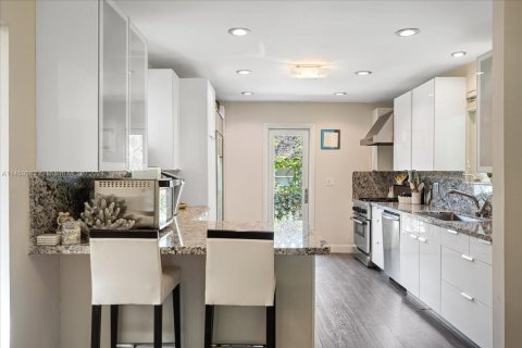 Villa ou maison à vendre à Miami Beach, Floride: 4 chambres, 279.45 m2 № 1963039 - photo 15