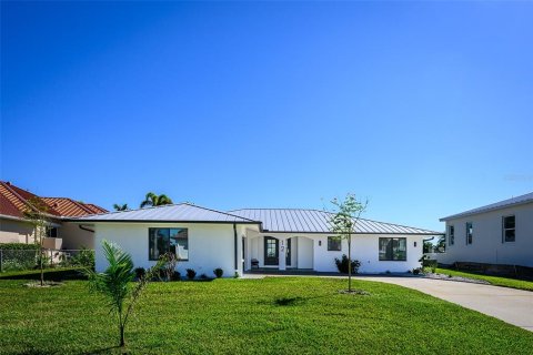 Villa ou maison à louer à Punta Gorda, Floride: 3 chambres, 207.54 m2 № 2417075 - photo 2