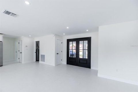 Villa ou maison à louer à Punta Gorda, Floride: 3 chambres, 207.54 m2 № 2417075 - photo 5
