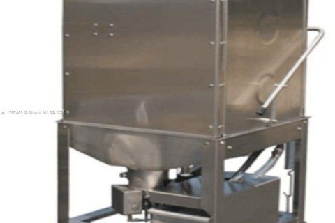 Commercial property in Miami, Florida № 1959150 - photo 2