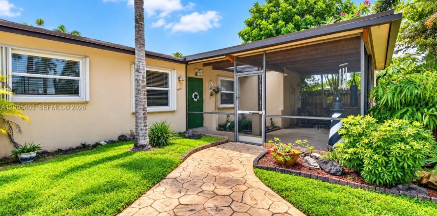 House in Hollywood, Florida 3 bedrooms, 100.8 sq.m. № 2392093