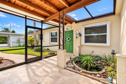 House in Hollywood, Florida 3 bedrooms, 100.8 sq.m. № 2392093 - photo 3