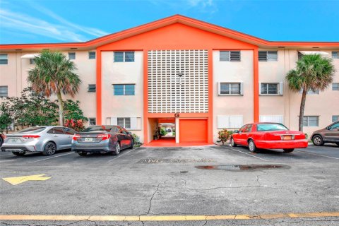 Condominio en venta en Hollywood, Florida, 1 dormitorio, 66.89 m2 № 2028894 - foto 2