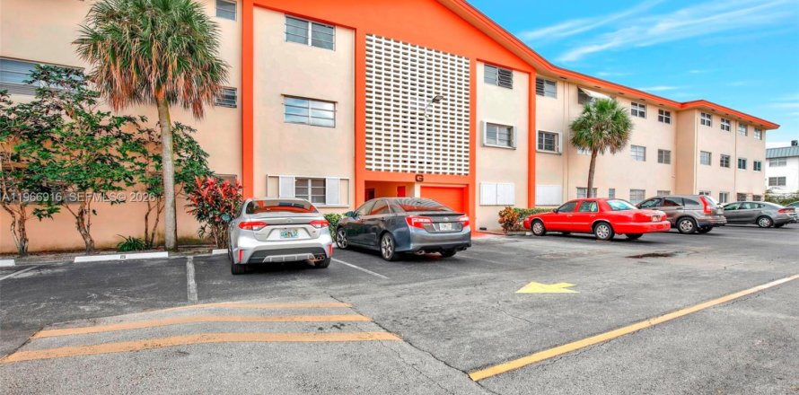 Condominio en Hollywood, Florida, 1 dormitorio  № 2028894