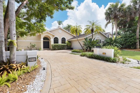 Villa ou maison à vendre à Pinecrest, Floride: 4 chambres, 326.64 m2 № 1953922 - photo 1