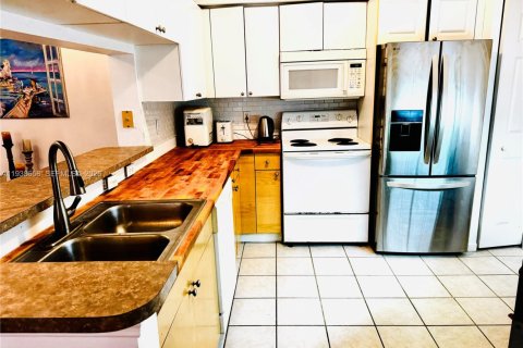 Copropriété à louer à Sunny Isles Beach, Floride: 2 chambres, 103.68 m2 № 1997184 - photo 2