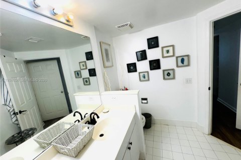 Copropriété à louer à Sunny Isles Beach, Floride: 2 chambres, 103.68 m2 № 1997184 - photo 10