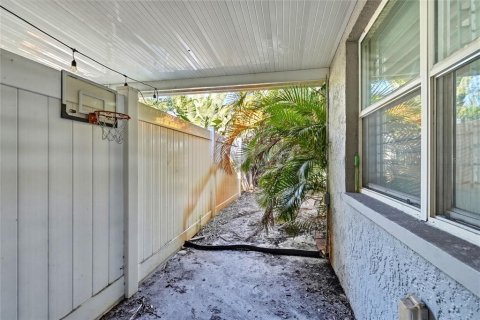 Commercial property in Saint Petersburg, Florida 4 bedrooms, 177.26 sq.m. № 2223652 - photo 26