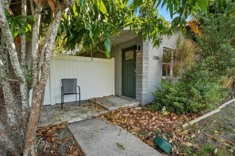 Commercial property in Saint Petersburg, Florida 4 bedrooms, 177.26 sq.m. № 2223652 - photo 5
