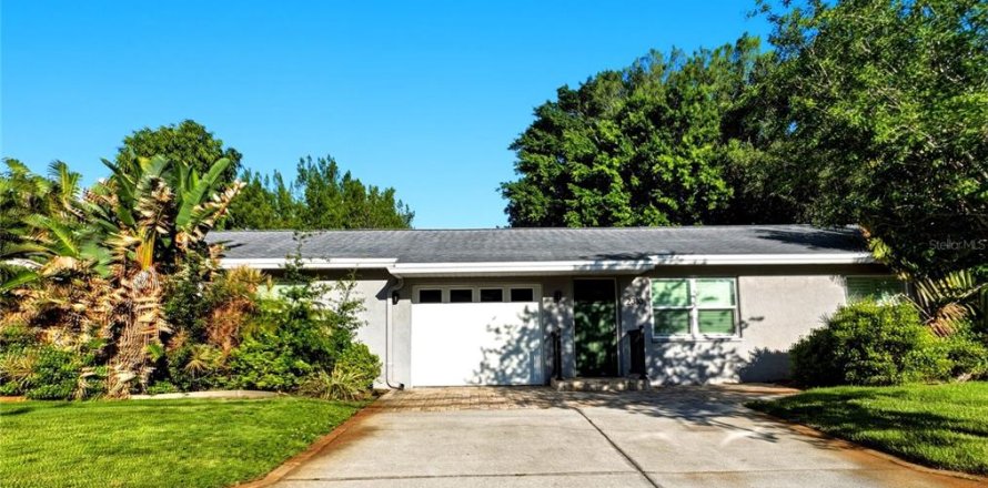 Commercial property in Saint Petersburg, Florida 4 bedrooms, 177.26 sq.m. № 2223652