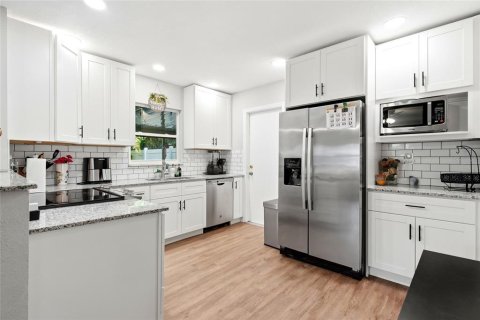 Commercial property in Saint Petersburg, Florida 4 bedrooms, 177.26 sq.m. № 2223652 - photo 9