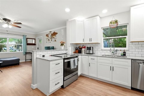 Commercial property in Saint Petersburg, Florida 4 bedrooms, 177.26 sq.m. № 2223652 - photo 8