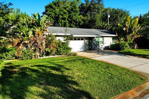 Commercial property in Saint Petersburg, Florida 4 bedrooms, 177.26 sq.m. № 2223652 - photo 2