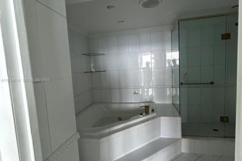 Condominio en alquiler en Hallandale Beach, Florida, 2 dormitorios, 102.19 m2 № 1993059 - foto 11